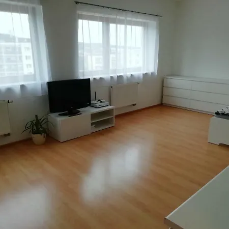 Moderne Plne Zarizeny Byt Nedaleko Prahy. Lägenhet Mníšek pod Brdy